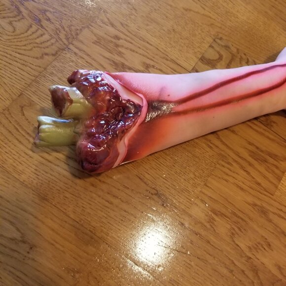 Halloween - fake severed arm - Picture 4 of 5